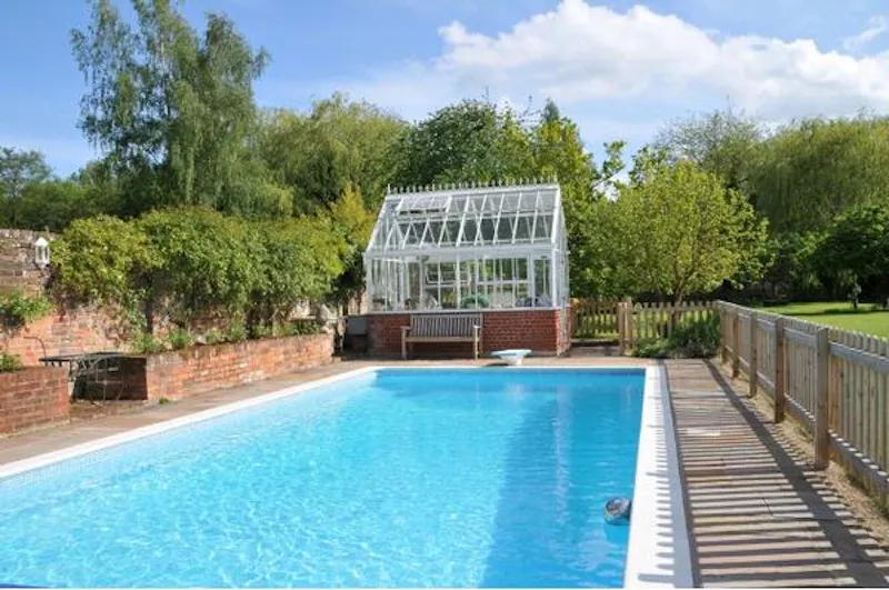 Swimming pool - outdoor at Film location B1553 in Berkshire (photo 7)