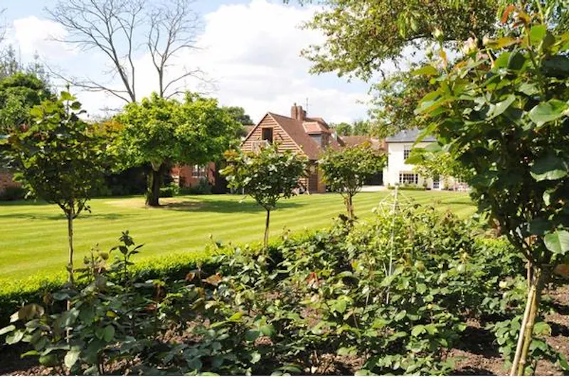 Garden at Film location B1553 in Berkshire (photo 10)