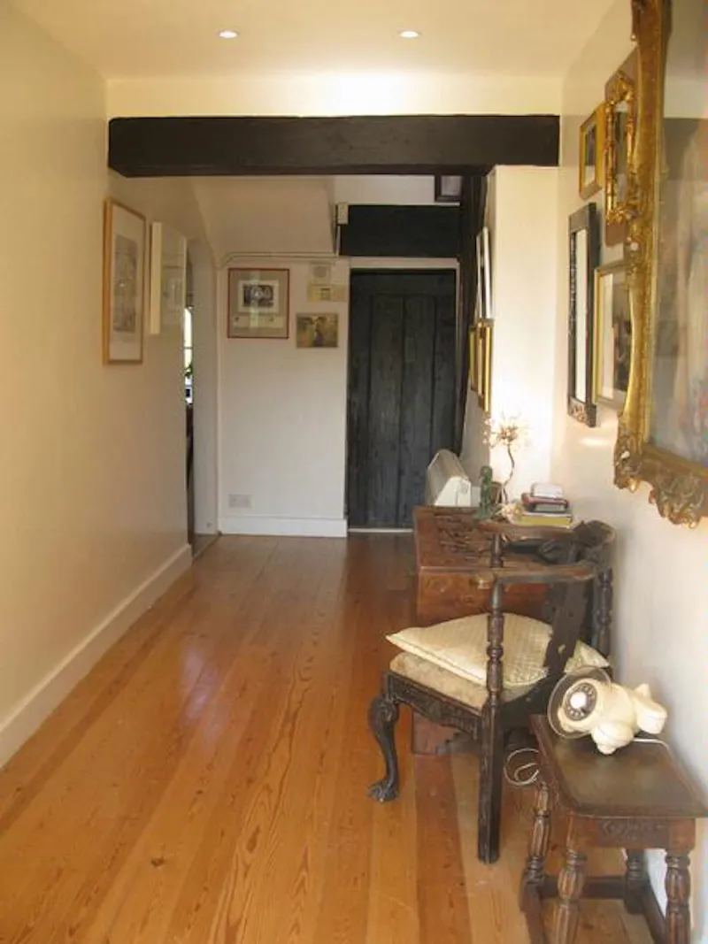 Entrance hall at Film location C812 in West Sussex (photo 3)
