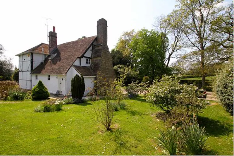 Garden at Film location C812 in West Sussex (photo 26)
