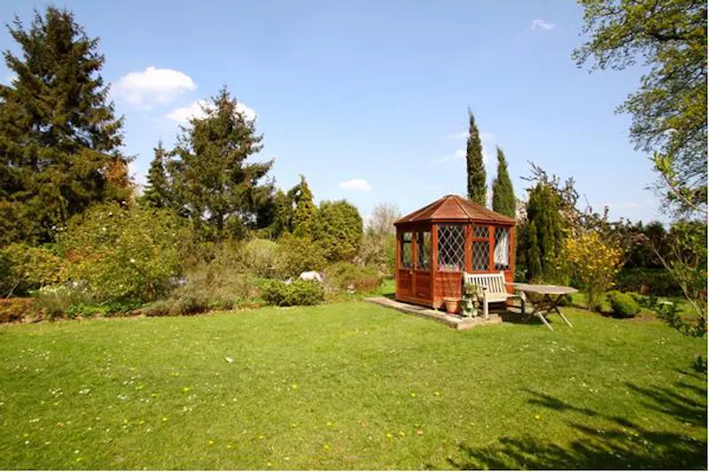Summer house at Film location C812 in West Sussex (photo 35)