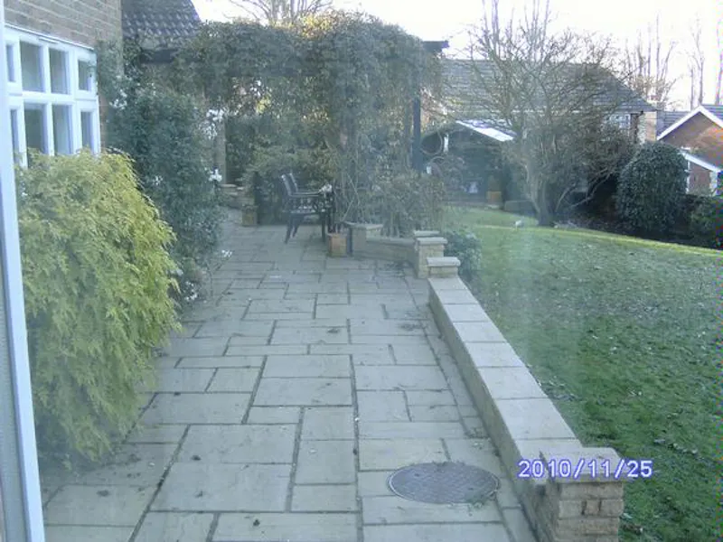 Terrace/Patio at Film location D2065 in Surrey (photo 11)
