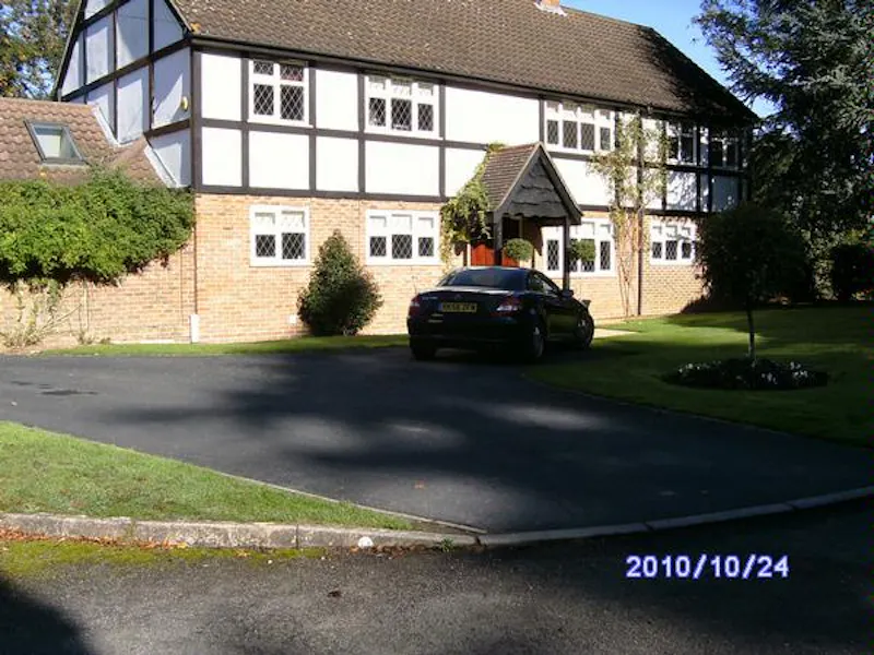 Driveway at Film location D2065 in Surrey (photo 12)