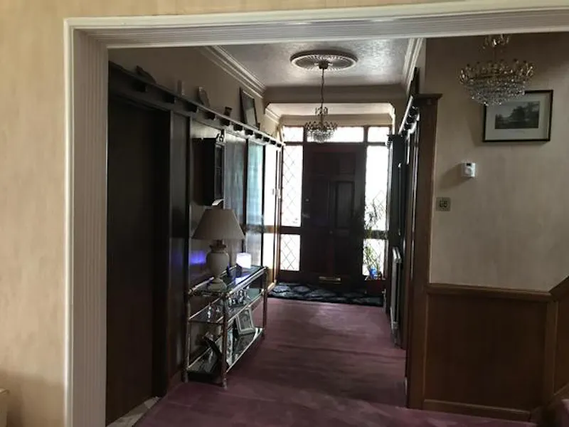 Entrance hall at Film location D2066 in London (photo 6)