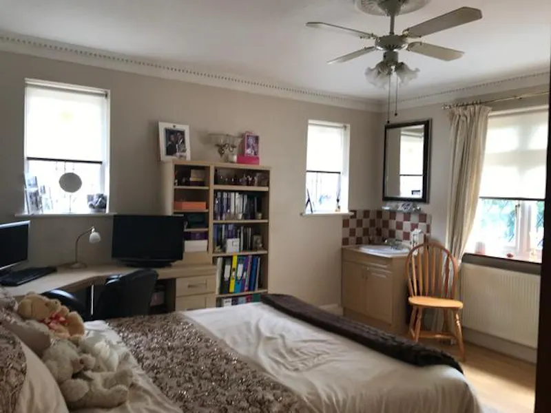 Bedroom at Film location D2066 in London (photo 19)