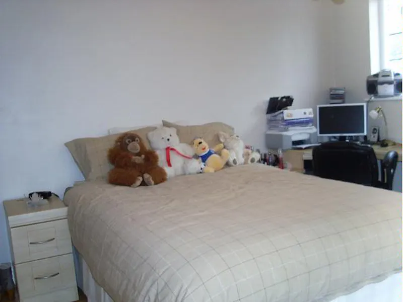 Bedroom at Film location D2066 in London (photo 23)