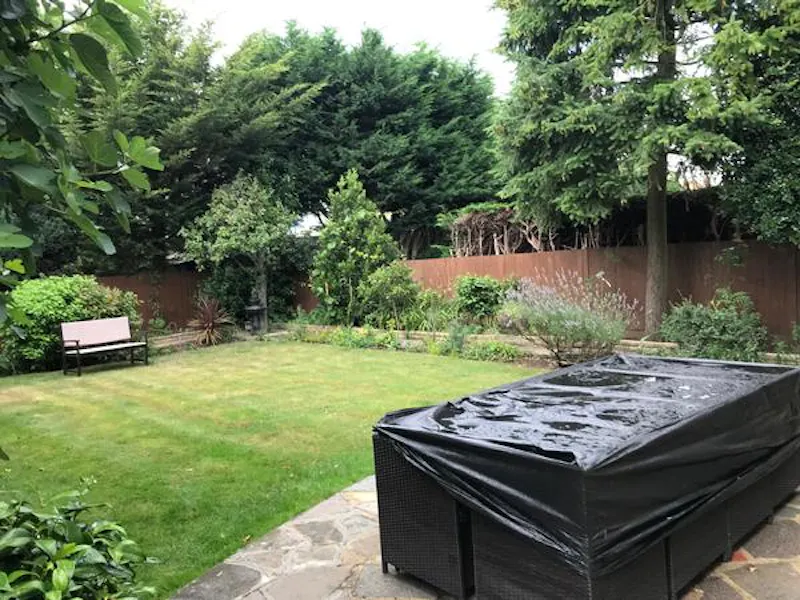 Garden at Film location D2066 in London (photo 27)
