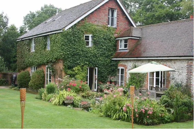 Farmhouse near Alton, A1261 (photo 1)