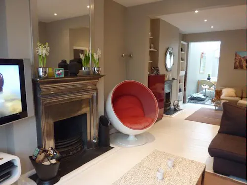 Brentford family house, B1210