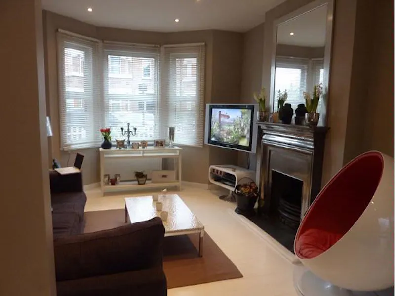 Brentford family house, B1210 (photo 10)