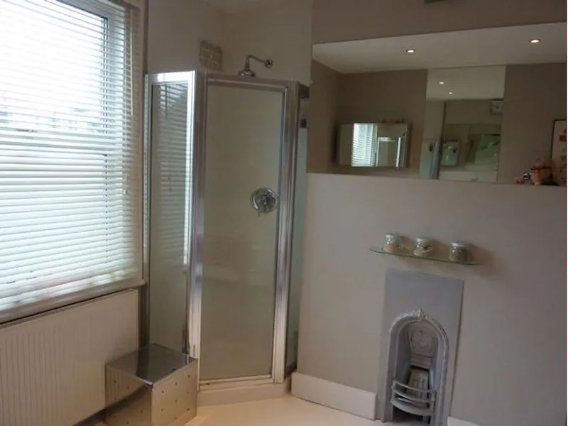Shower at Brentford family house, B1210 (photo 20)