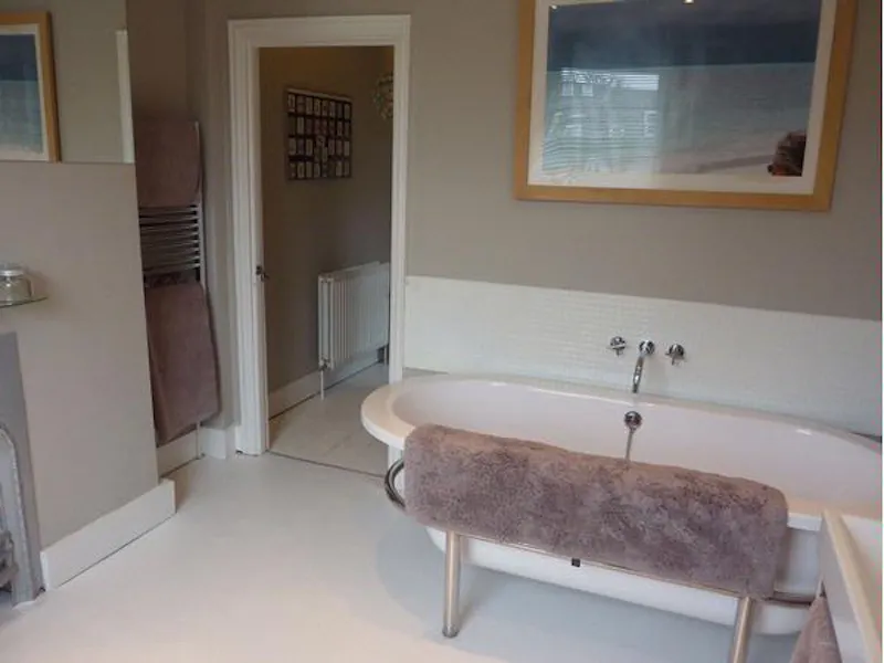 Bathroom at Brentford family house, B1210 (photo 21)