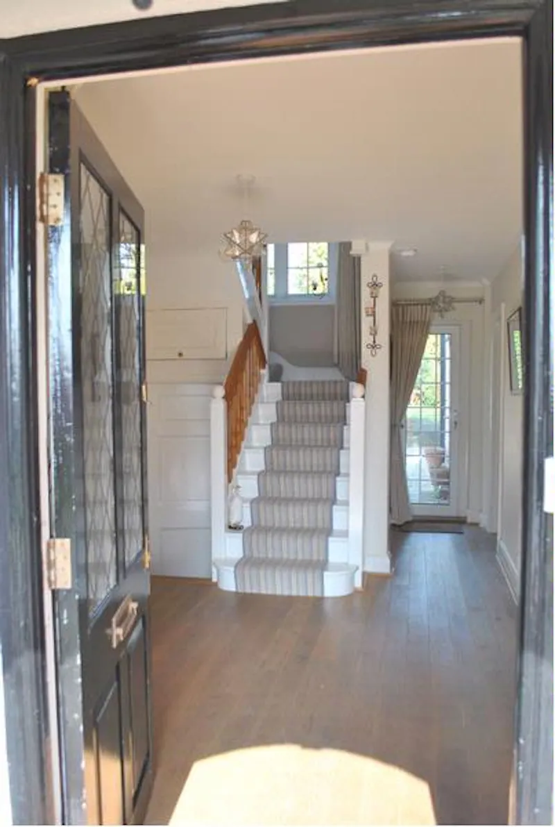 Entrance hall at Film location D2068 in Surrey (photo 6)
