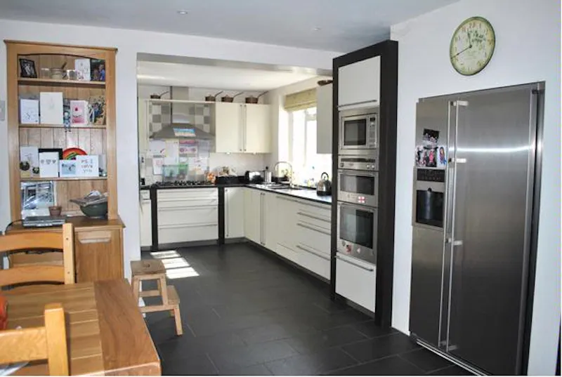 Kitchen at Film location D2068 in Surrey (photo 11)
