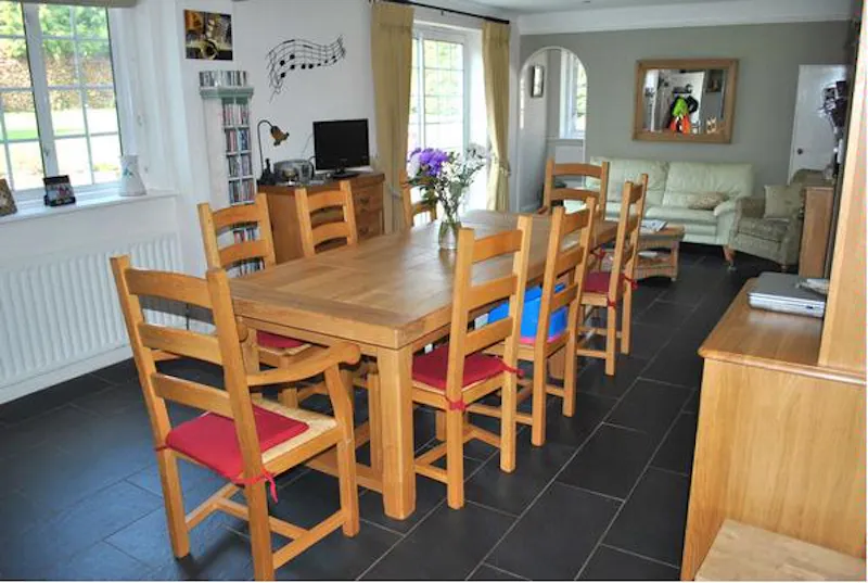 Dining room at Film location D2068 in Surrey (photo 12)