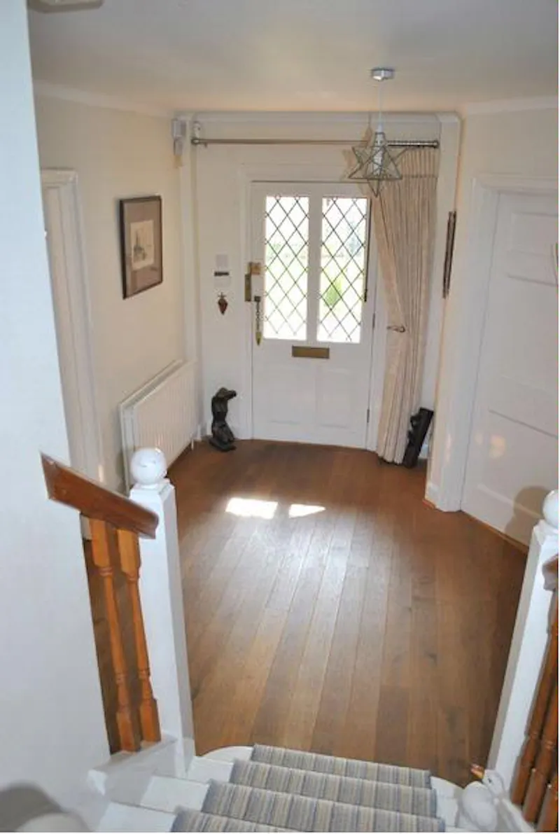 Staircase at Film location D2068 in Surrey (photo 14)