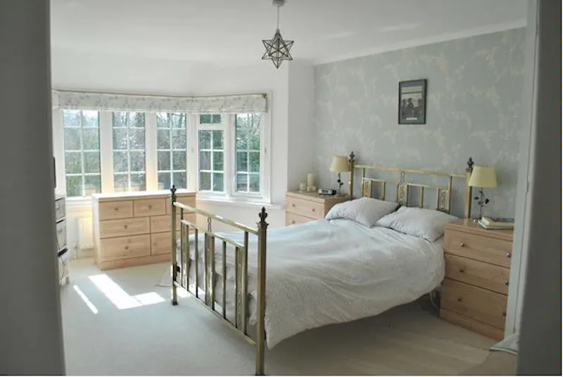 Bedroom at Film location D2068 in Surrey (photo 16)