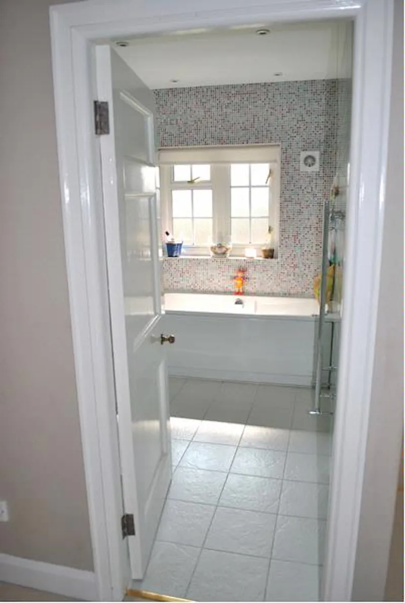Bathroom at Film location D2068 in Surrey (photo 17)