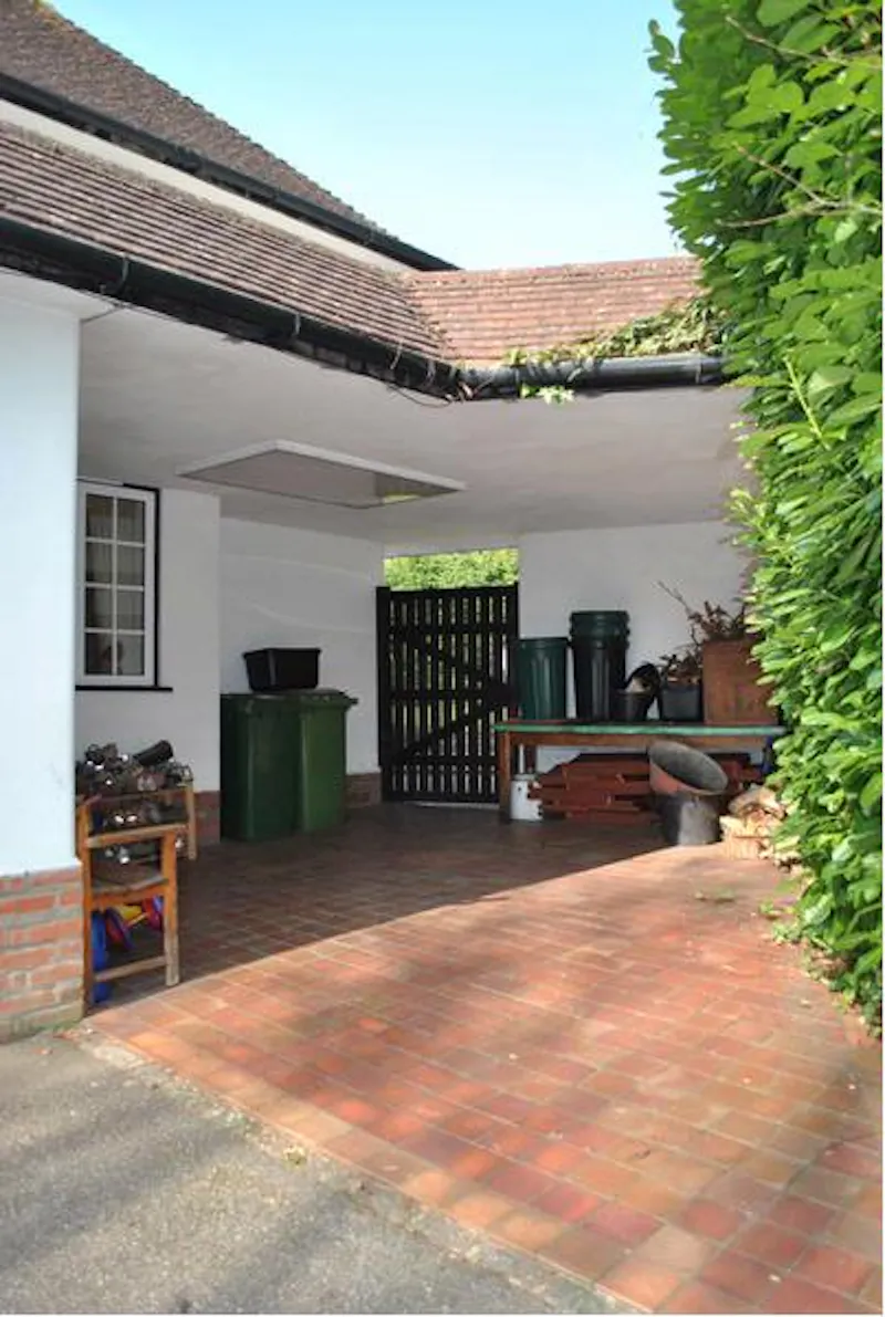 Film location D2068 in Surrey (photo 19)