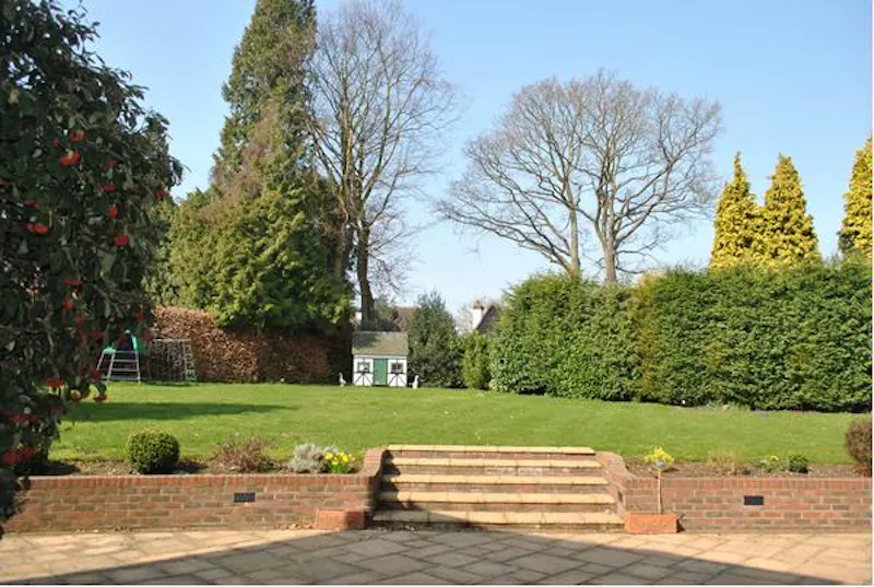 Garden at Film location D2068 in Surrey (photo 21)