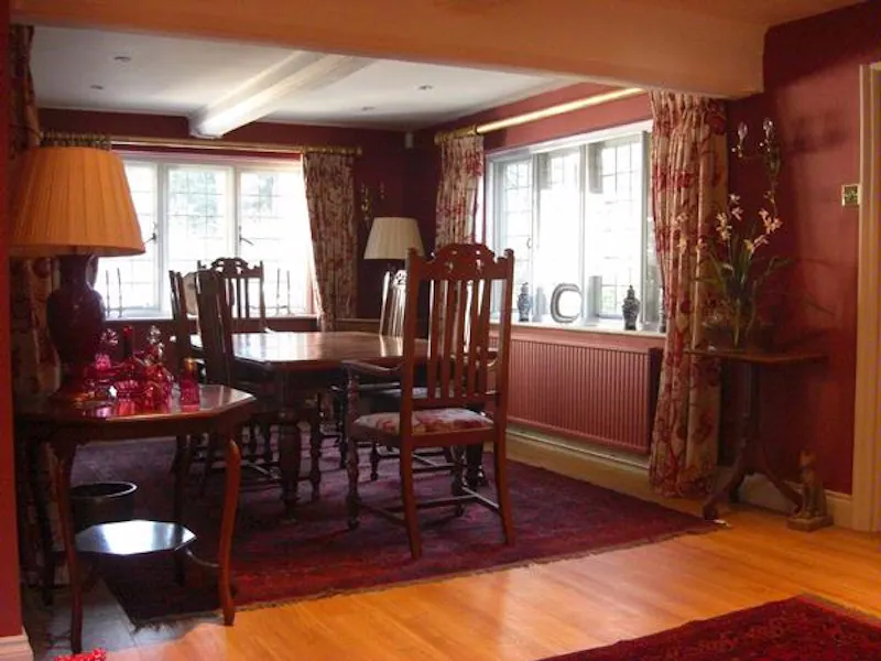 Dining room at Film location E350 in Surrey (photo 3)