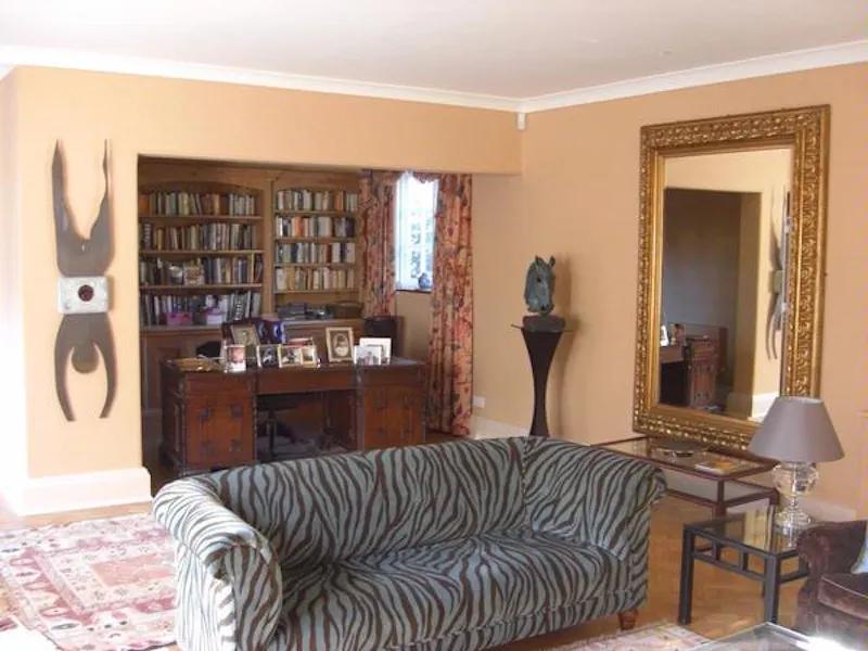 Living Room at Film location E350 in Surrey (photo 6)