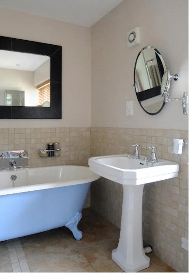 Bathroom at Old parsonage in Shackleford, D2069 (photo 10)