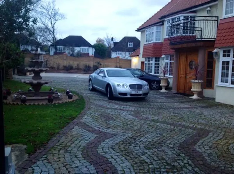 Driveway at Film location D2071 in London (photo 1)