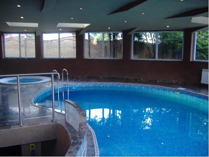 Swimming pool - indoor at Film location D2071 in London (photo 8)