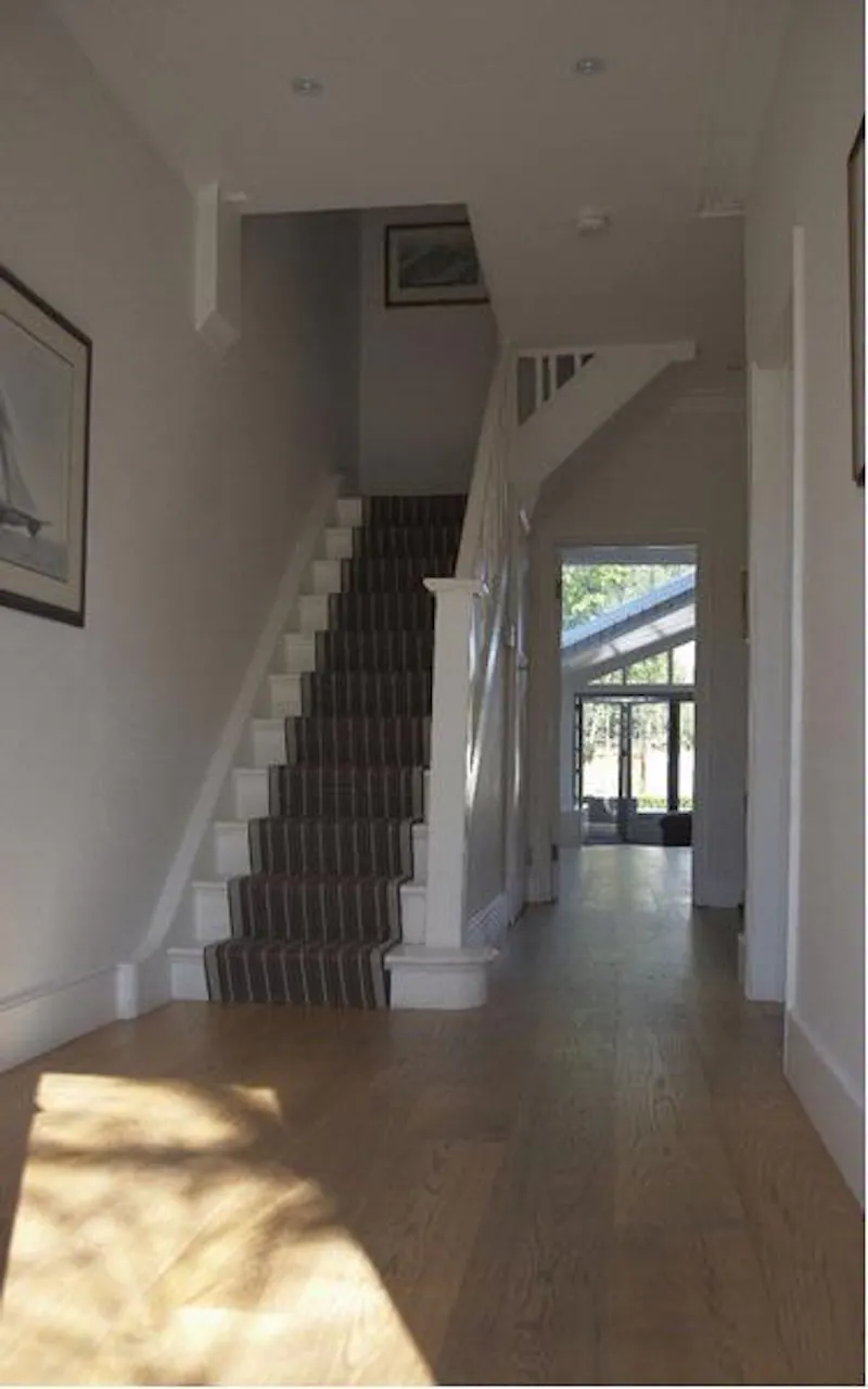 Entrance hall at Film location E351 in London (photo 3)