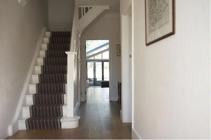 Entrance hall at Film location E351 in London (photo 4)
