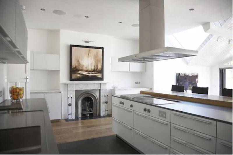Fireplace at Film location E351 in London (photo 9)