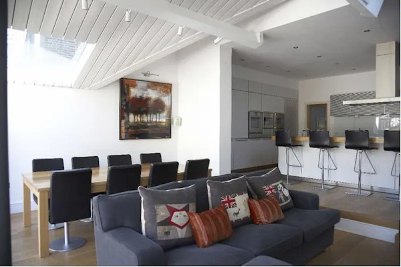 Dining room at Film location E351 in London (photo 11)