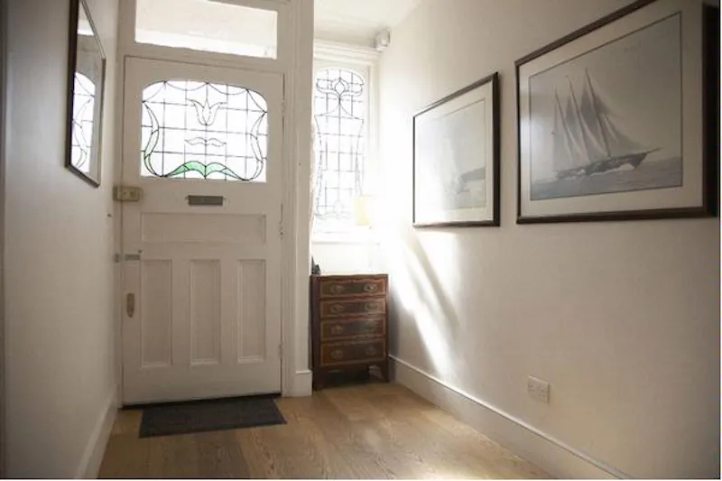 Entrance hall at Film location E351 in London (photo 19)