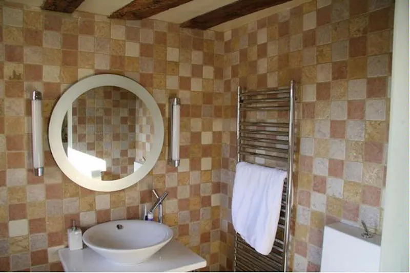 Bathroom at Medieval merchants house in Sandwich, M277 (photo 17)