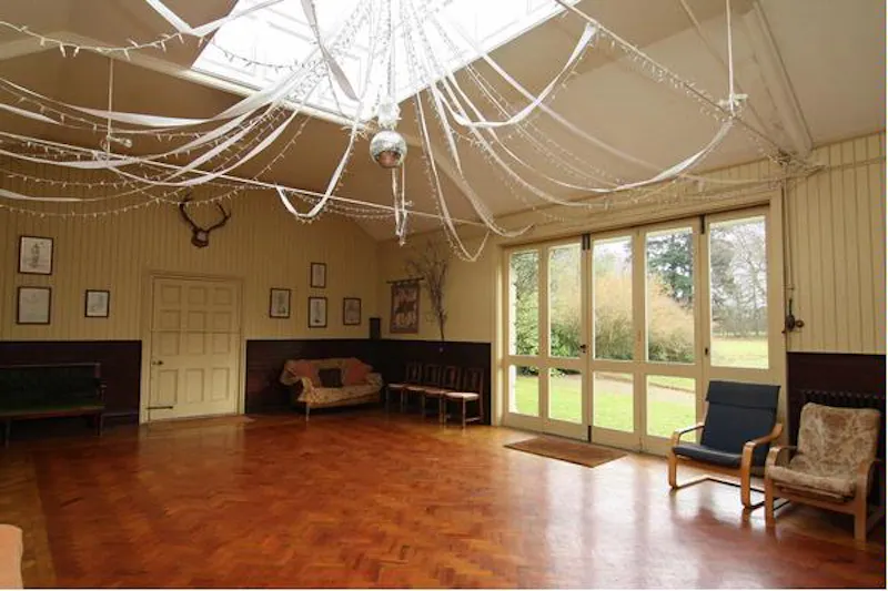 Ballroom at Georgian manor near Faversham, A1268 (photo 17)