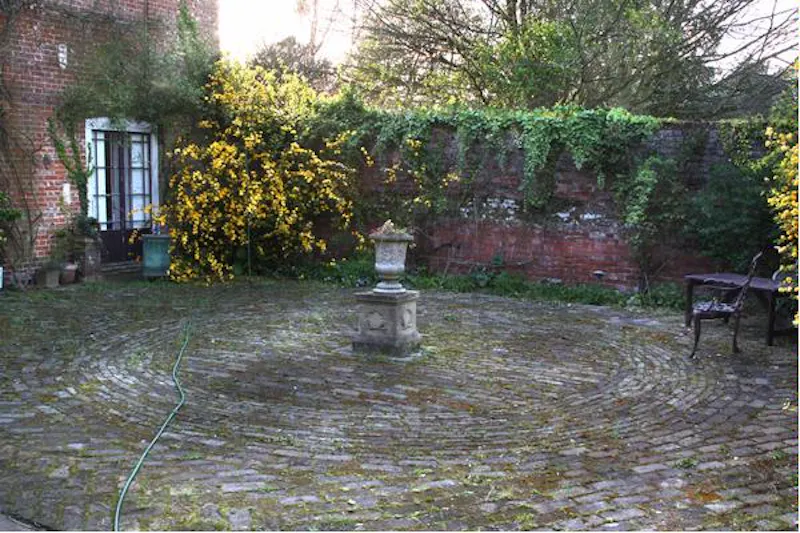 Courtyard at Georgian manor near Faversham, A1268 (photo 27)