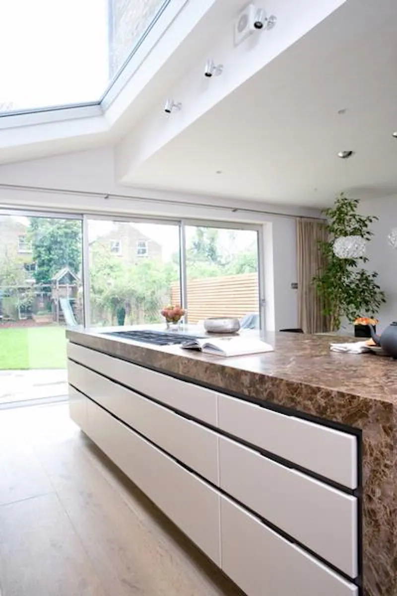 Kitchen island at Stylish Wandsworth house, B1560 (photo 3)