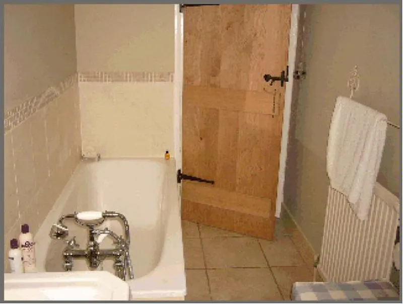 Bathroom at Film location C618 in Surrey (photo 16)
