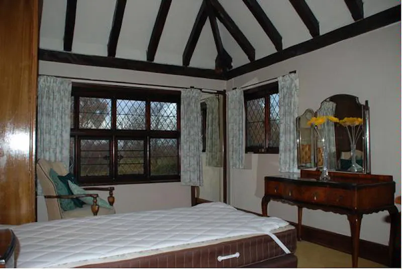 Beams at Kentish Mock Tudor sanctuary, M278 (photo 7)