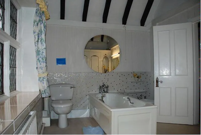 Bathroom at Kentish Mock Tudor sanctuary, M278 (photo 12)