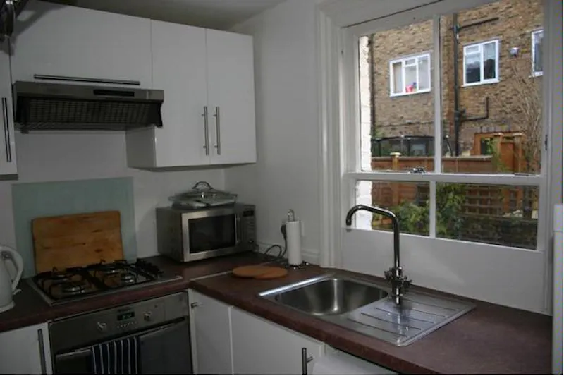 Kitchen at Compact Chelsea apartment, F996 (photo 10)