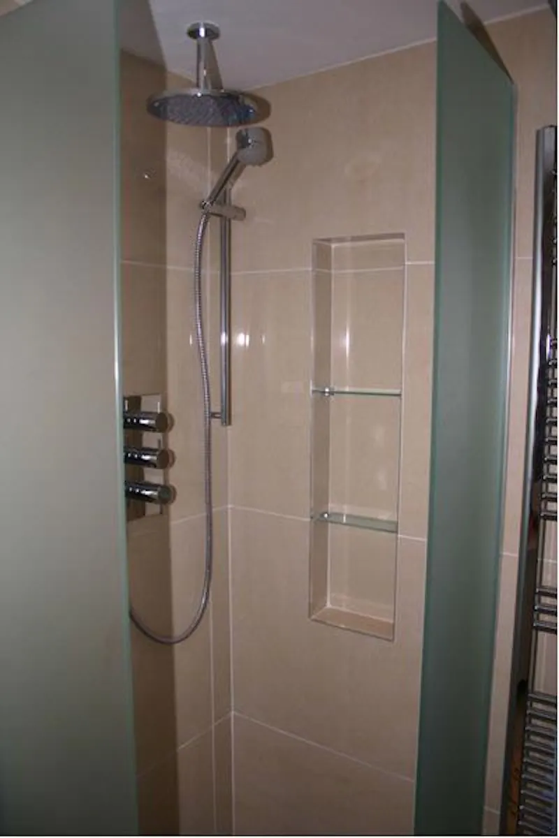 Shower at Compact Chelsea apartment, F996 (photo 14)