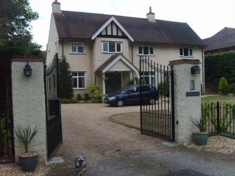Driveway at Taplow period family home, E356 (photo 1)