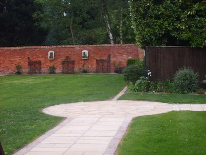 Garden at Taplow period family home, E356 (photo 21)