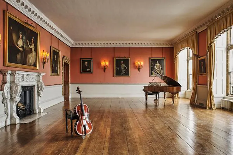 Ballroom at Grand Elizabethan manor, H118 (photo 3)