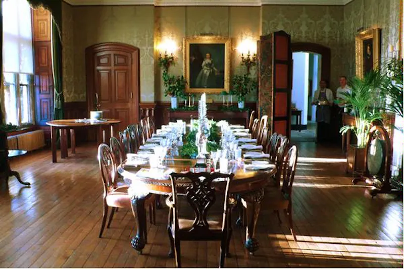 Dining room at Grand Elizabethan manor, H118 (photo 6)