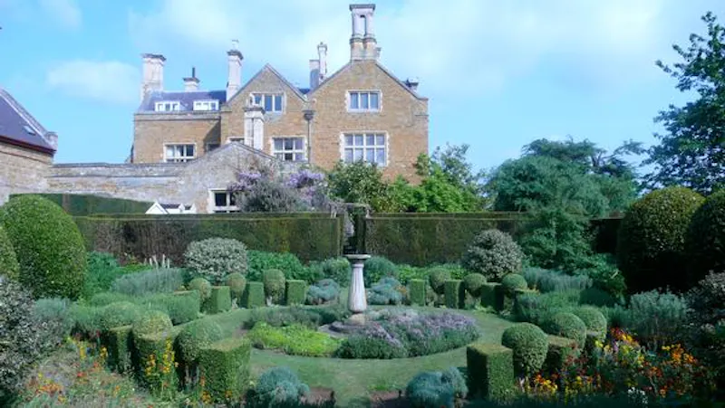 Garden - formal at Grand Elizabethan manor, H118 (photo 23)