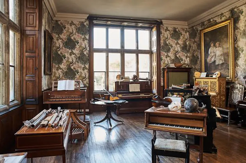 Piano at Grand Elizabethan manor, H118 (photo 13)