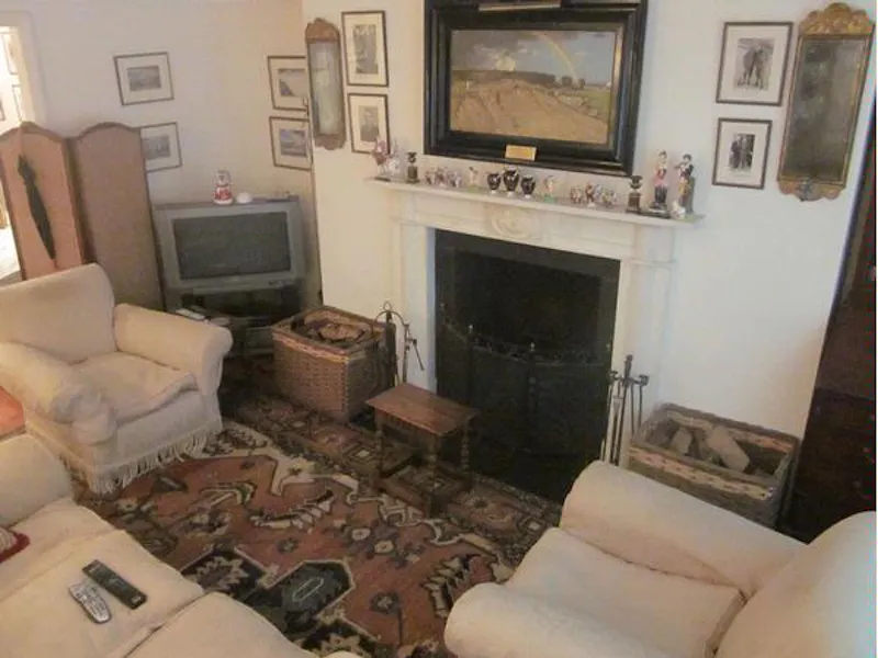 Fireplace at Bayswater apartment, F997 (photo 3)